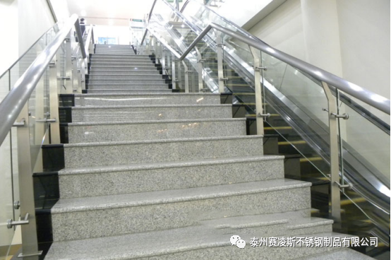 海口市不（bú）鏽（xiù）鋼工（gōng）程立柱案例